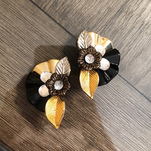 Vintage 80’s - 90’s Acrylic Gem & Flower Cluster Clip Earring Black & Gold - Picture 2 of 14